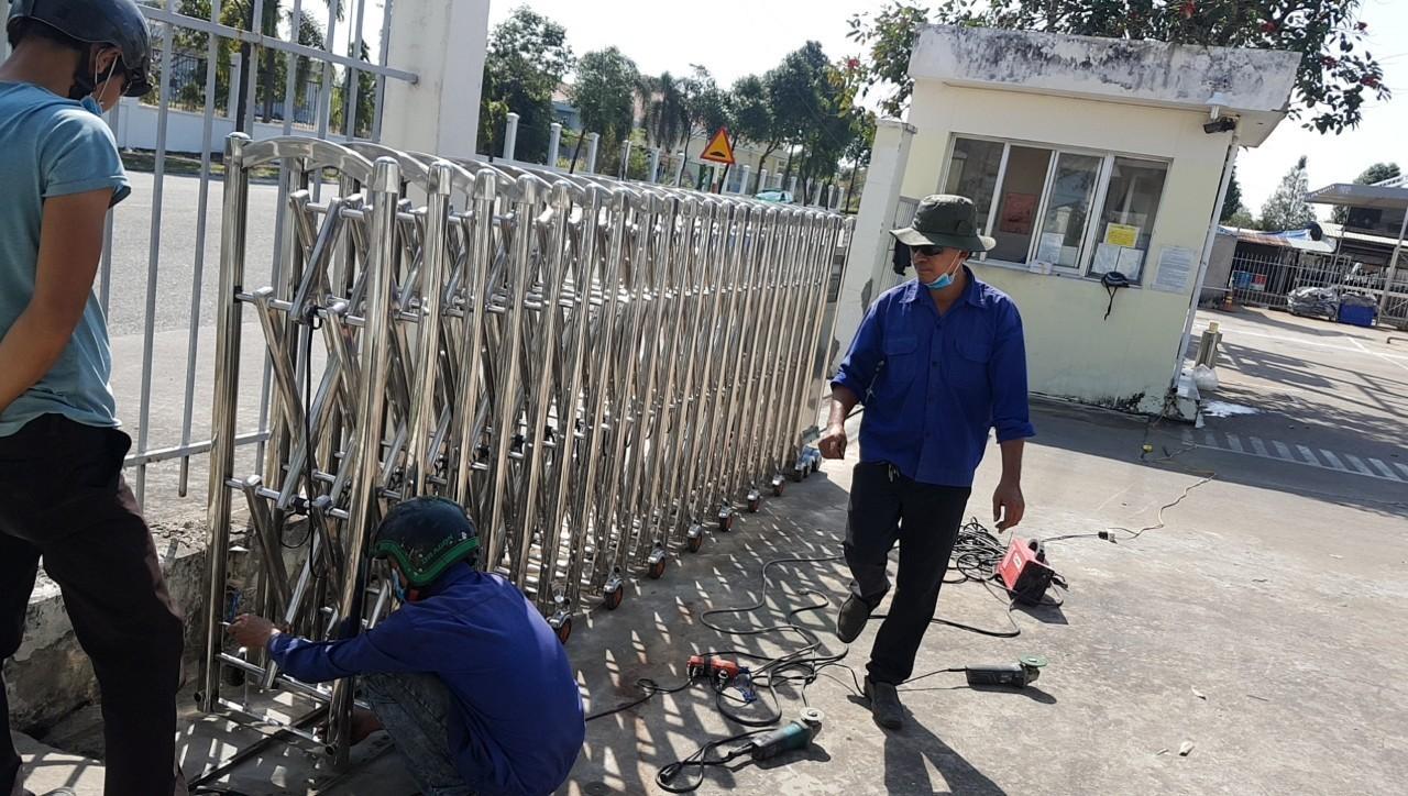 z1252554494547 fe6185d39b5e5133030f6b8a5f727d80 - Thi công lắp cửa cổng xếp tại Chơn Thành Bình Phước