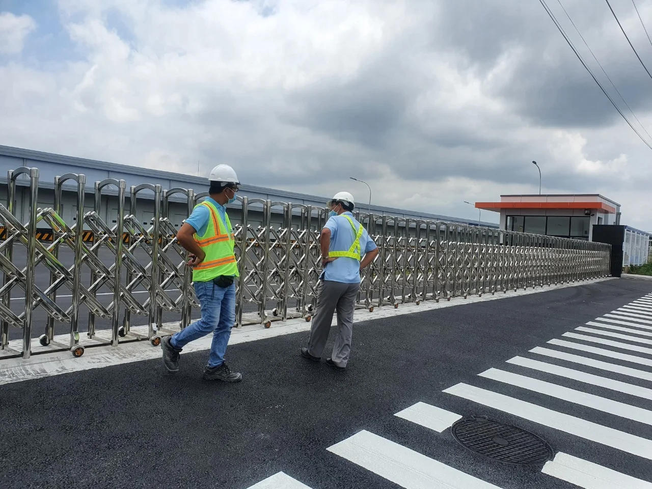 Công trình lắp cửa cổng inox 304 dài 40m tại Công ty Samil Địa chỉ: KCN Long Thành, Xã Tam An, Huyện Long Thành, Tỉnh Đồng Nai.