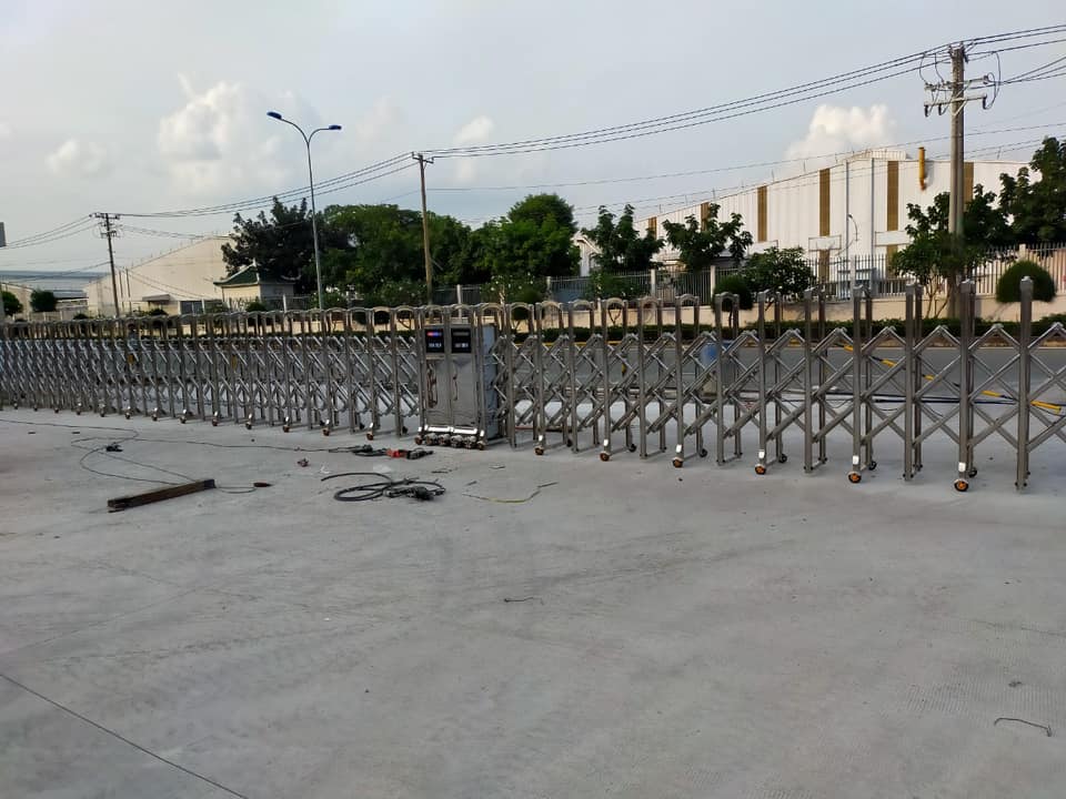 Lắp đặt cửa cổng xếp tại KCN Việt Hương